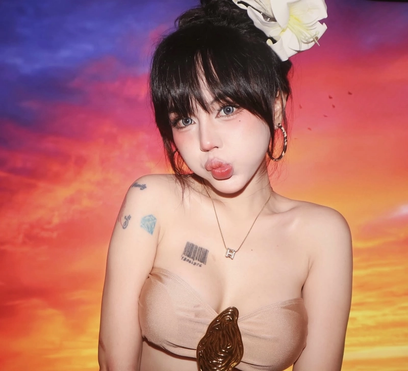 Bảo Khuyên bikini dưới hoàng hôn ở biển