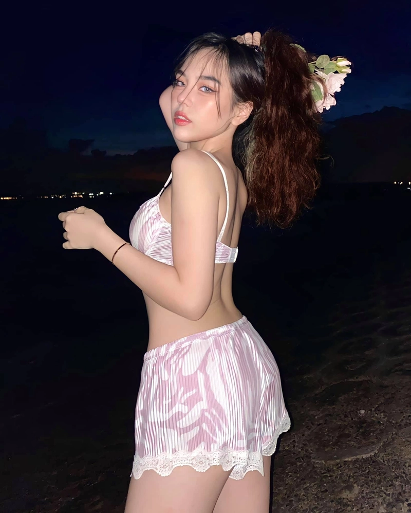 Bảo Khuyên bikini mùa hè tươi trẻ
