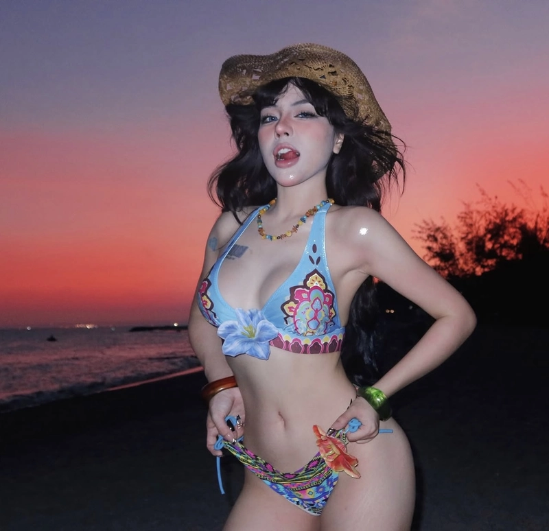 Bảo Khuyên bikini tạo dáng cá tính riêng