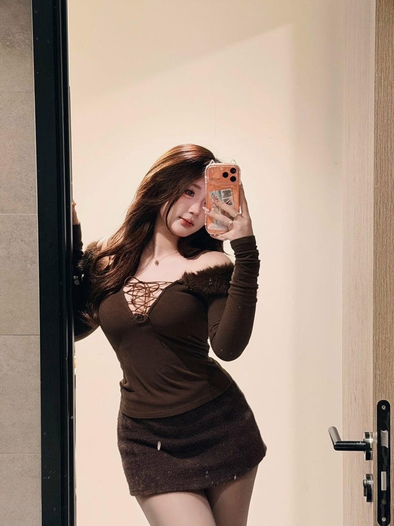 Bình An selfie khoe dáng cực ngon