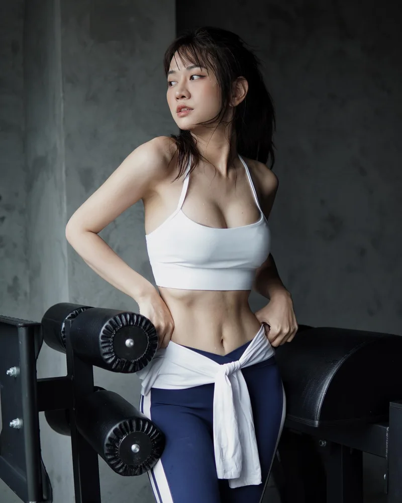Body mướt mát và căng mọng của Lê Bống mặc bikini