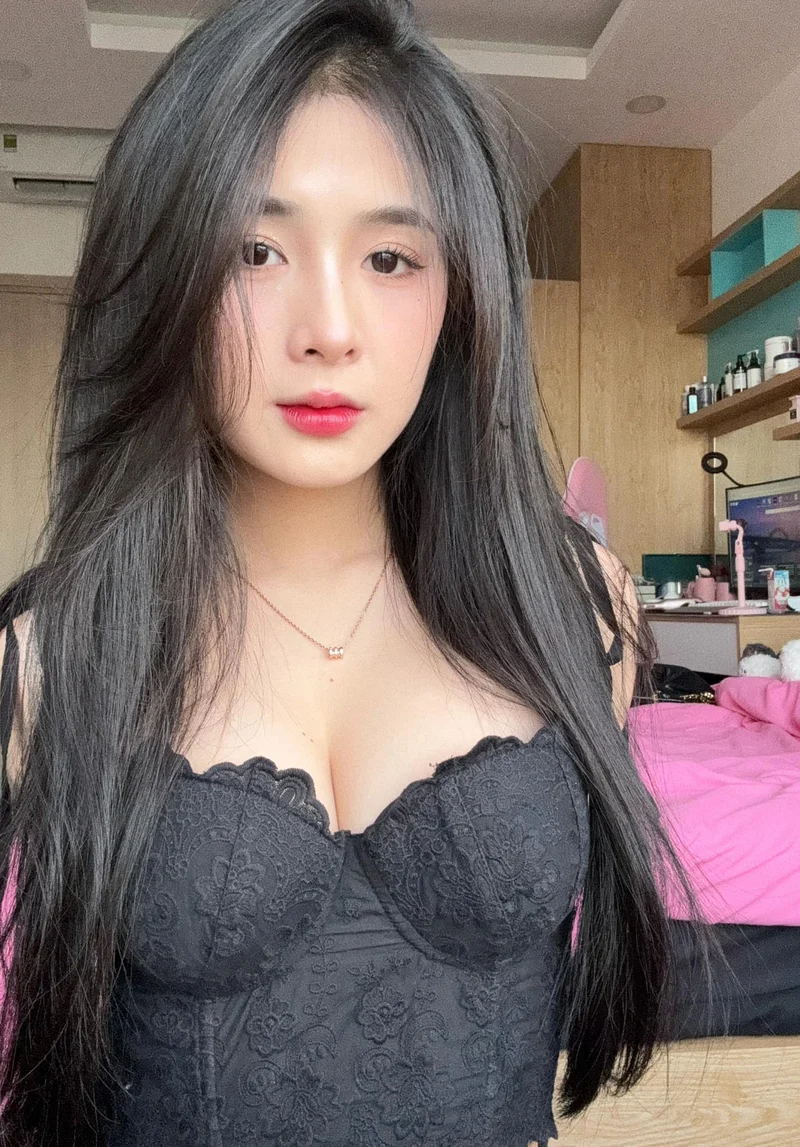 Body nóng bỏng của Quỳnh Alee dưới ánh nắng mặt trời