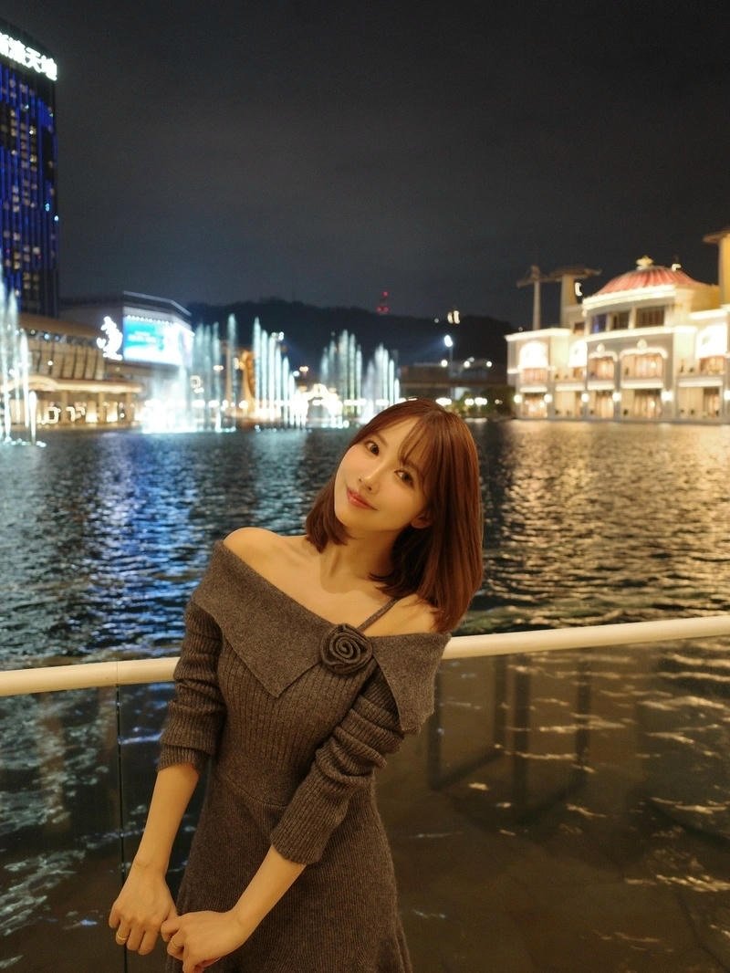 Bối cảnh đêm giúp tôn lên phong cách yua mikami sexy