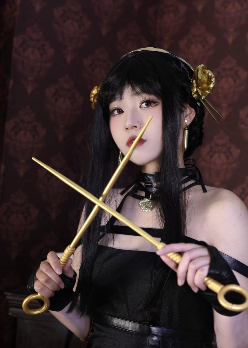 Bức Yor Forger cosplay với ánh mắt cảnh giác