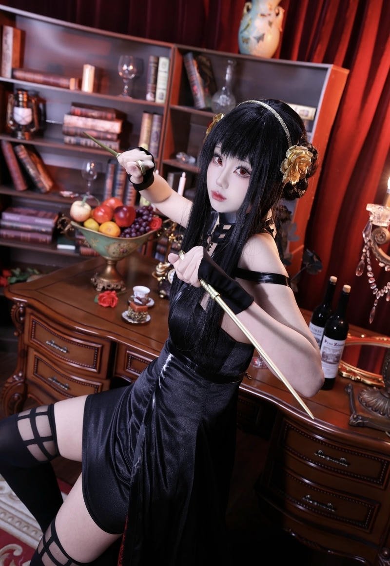 Bức Yor Forger cosplay với ánh mắt nghiêm nghị