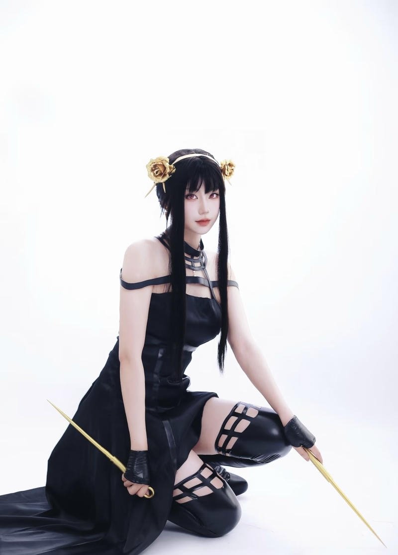 Bức Yor Forger cosplay với ánh mắt quan sát