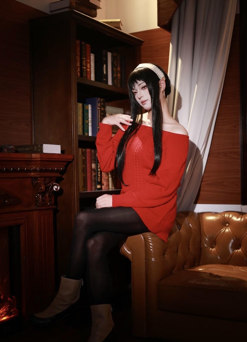 Bức Yor Forger cosplay với ánh mắt tập trung dứt khoát