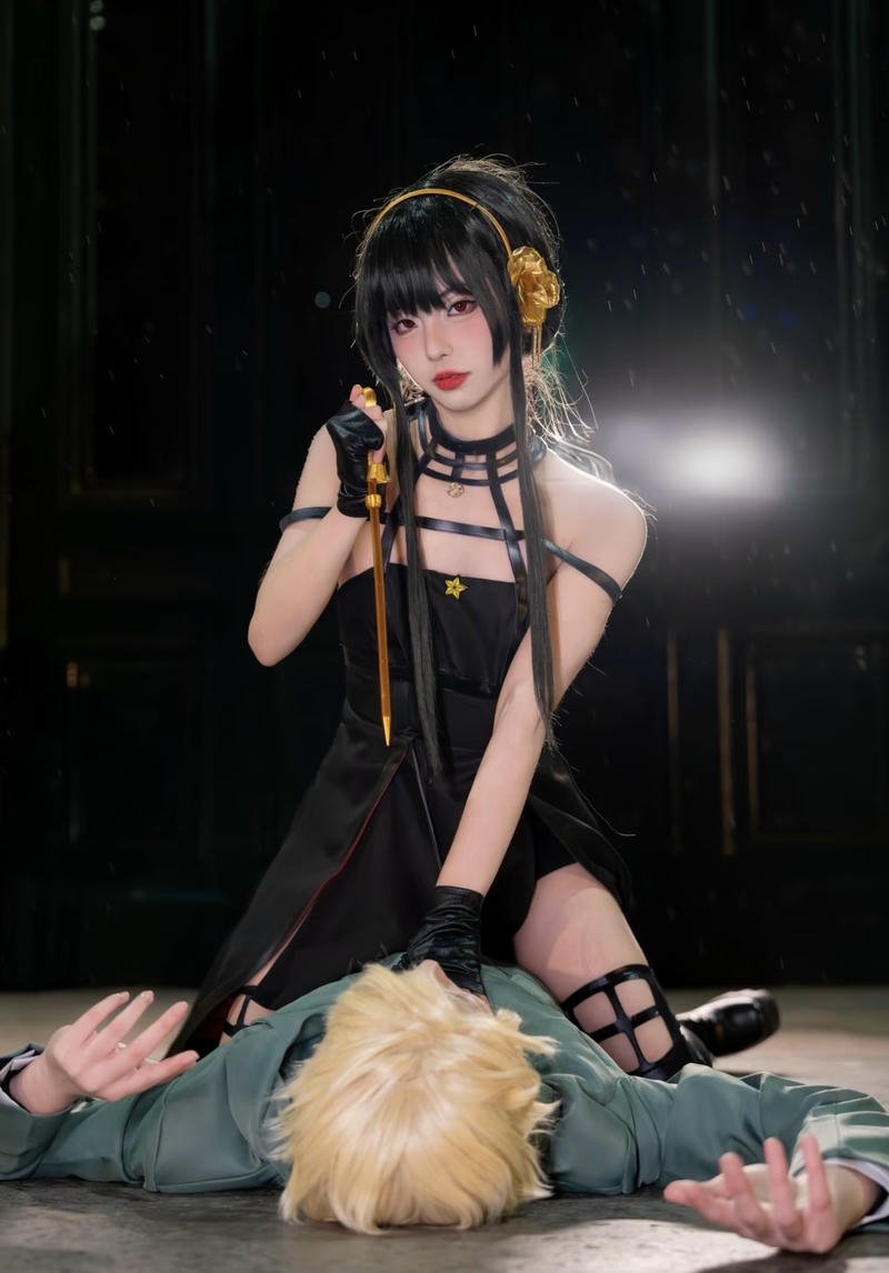 Bức Yor Forger cosplay với ánh mắt thẳng thắn