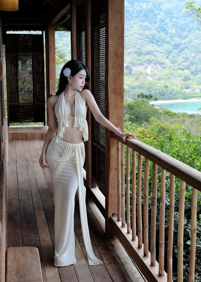 Cài đặt hình lê kim loan bikini làm nền điện thoại