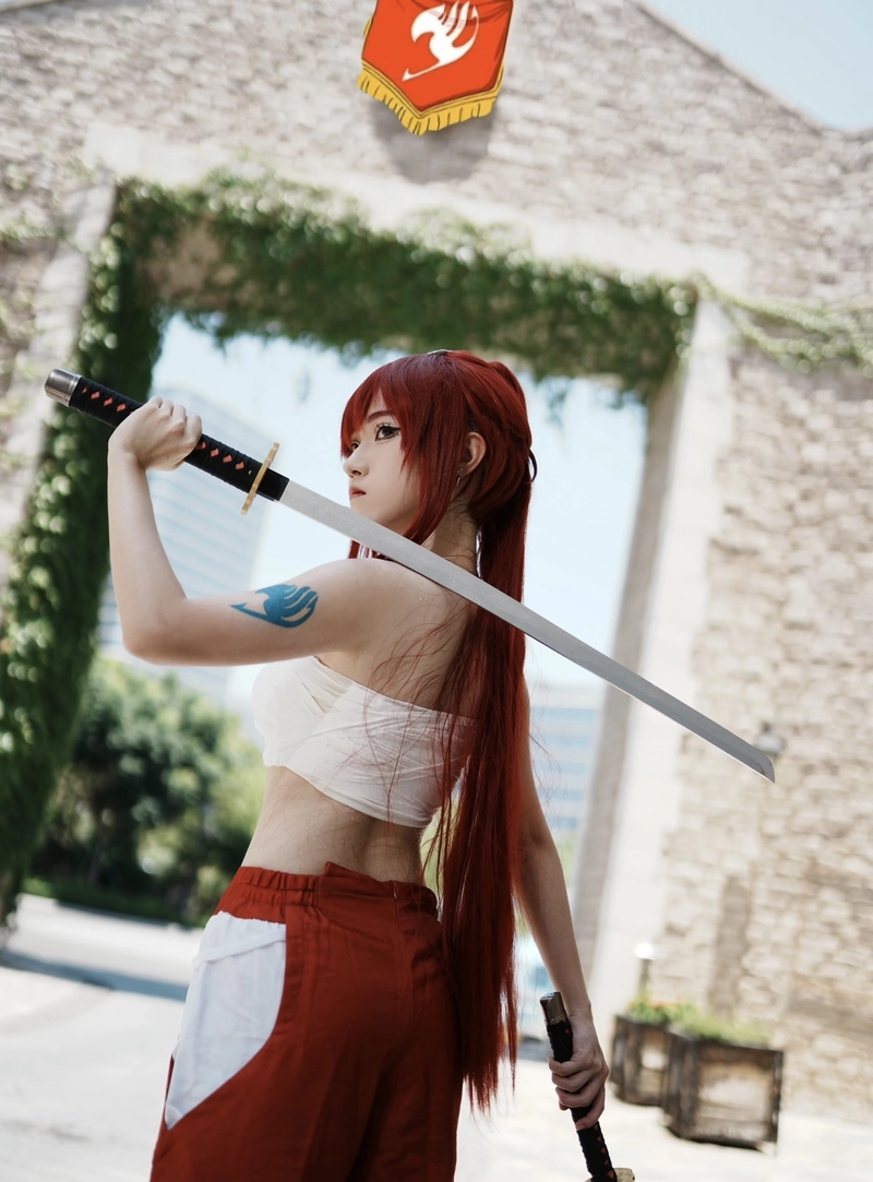 Cảnh anime tóc đỏ cùng cosplay Erza đẹp