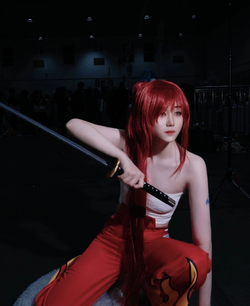Chuyển động nữ kiếm sĩ mạnh mẽ cosplay Erza