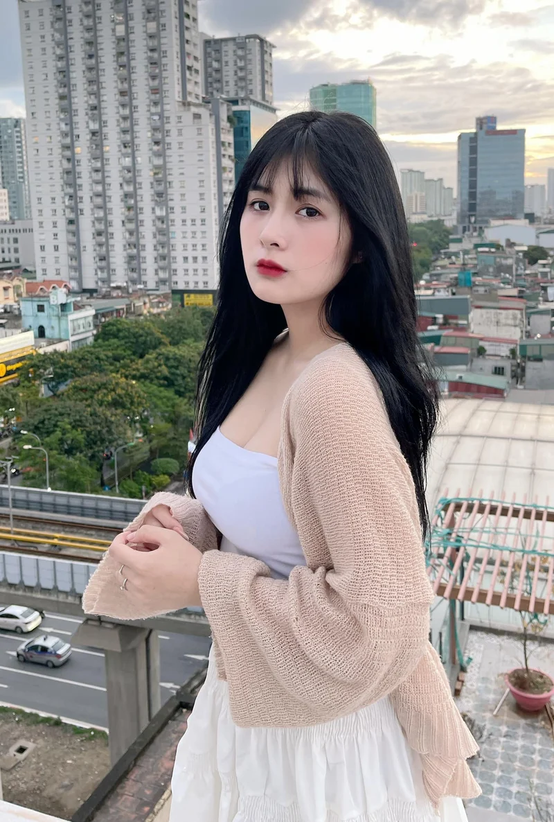 Cô gái Quỳnh Alee khoe bụng phẳng trong bikini