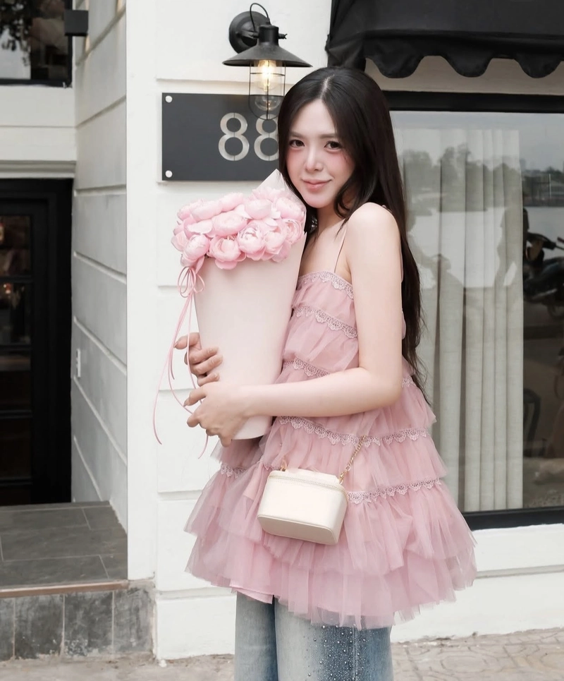 Cô gái xinh cười trong sáng váy hồng
