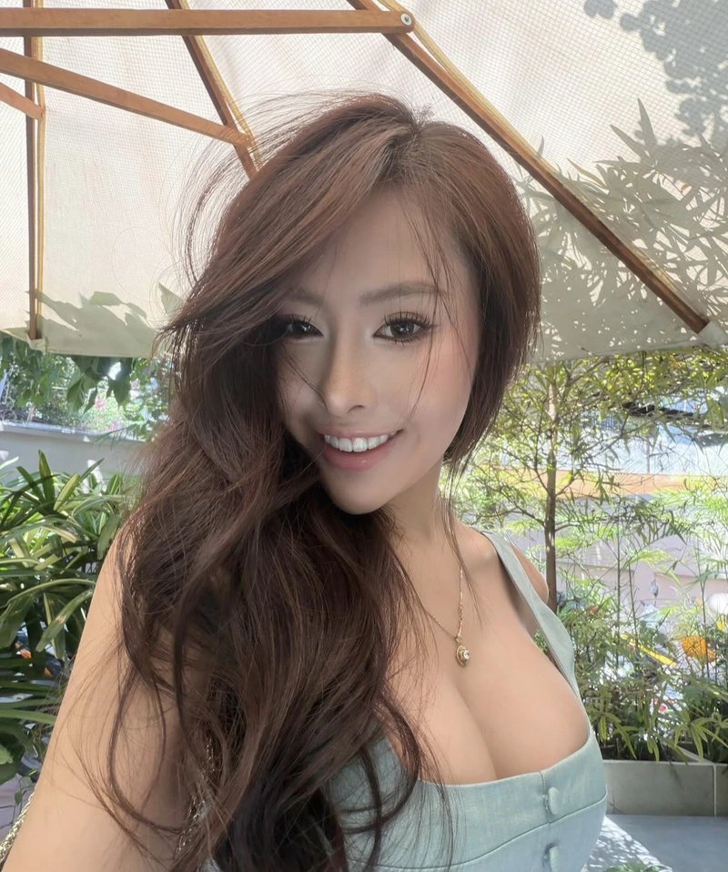 Cô nàng đẹp gái cười hiện đại cuốn mắt