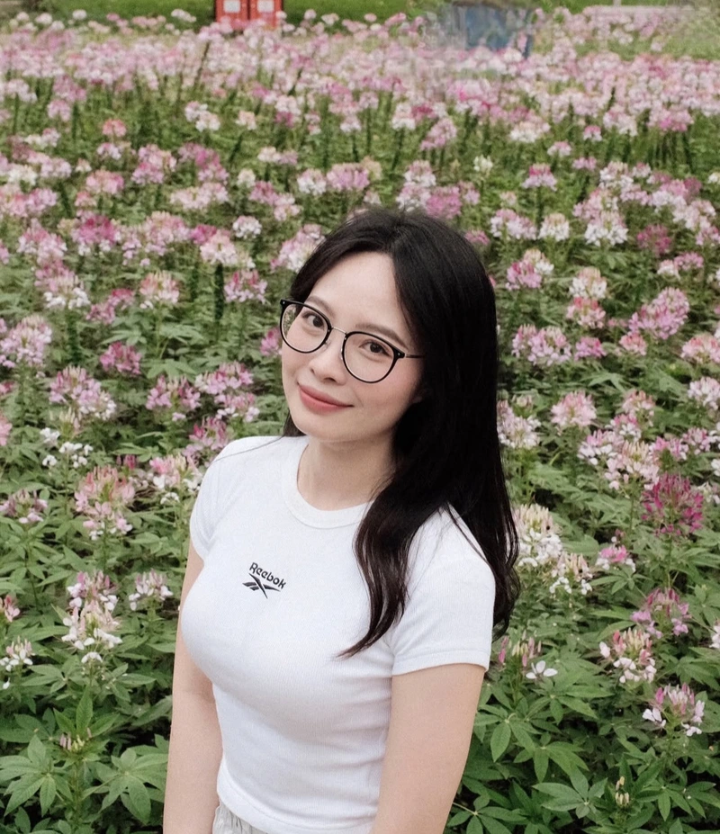 Cô nàng xinh gái cười nhẹ nhàng phong cách thanh lịch