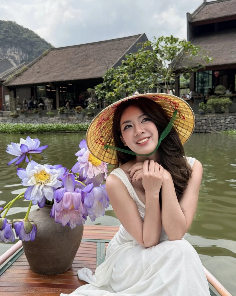 Cô nàng xinh gái cười rạng rỡ đầy sức sống