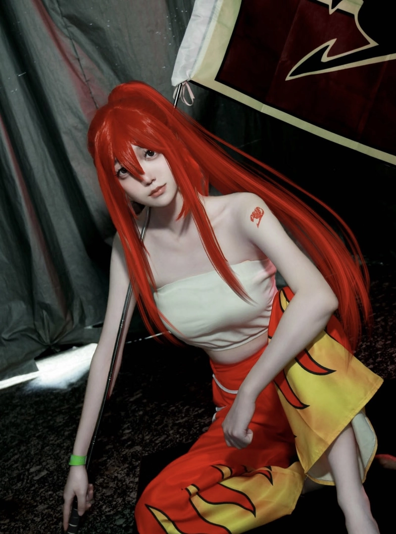 Cosplay Erza thần thái mạnh của nữ chiến binh