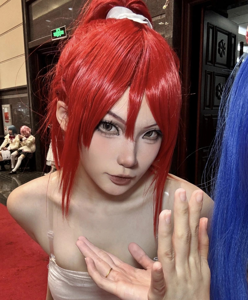 Cosplay Erza trong cảnh tóc đỏ nổi bật