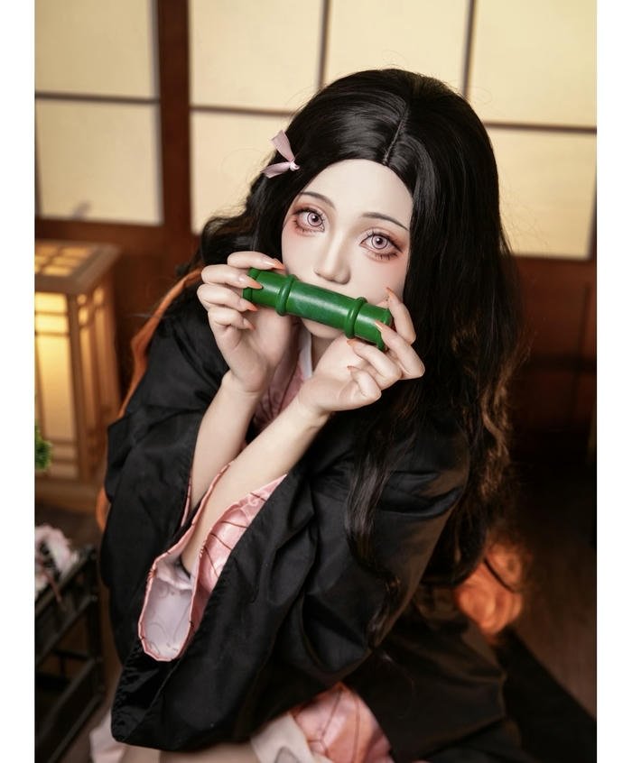 Cosplay Nezuko Kid biểu cảm vui vẻ trẻ con