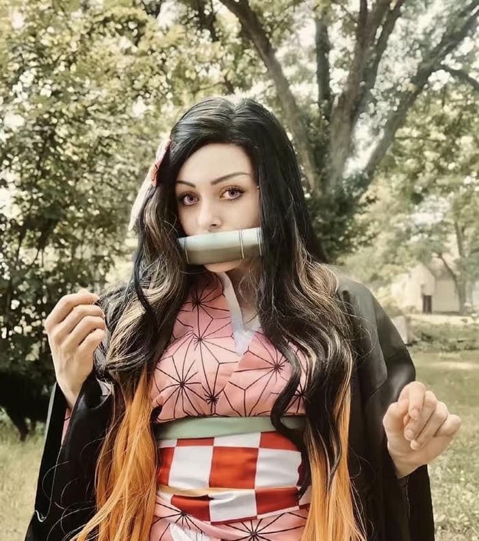 Cosplay Nezuko anime tạo dáng chiến đấu móng vuốt sắc nhọn