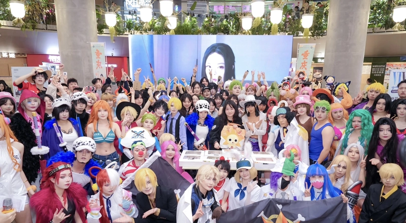 Cosplay One Piece tạo dáng chiến đấu đẹp