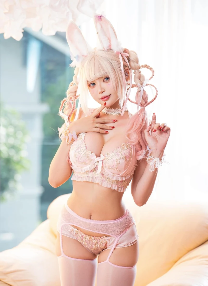 Cosplay ấn tượng của Zinie Quỳnh trong bộ đồ ngắn