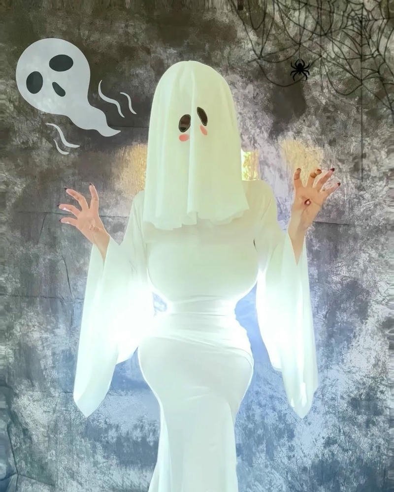 Cosplay halloween tạo dáng độc đáo mang sắc thái bí ẩn