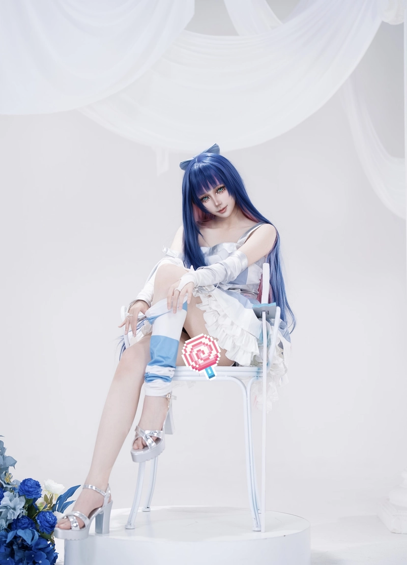 Cosplay thiên thần biểu cảm hiền hòa nhẹ nhàng