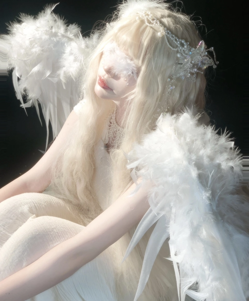 Cosplay thiên thần tạo dáng thanh thoát nhẹ nhàng