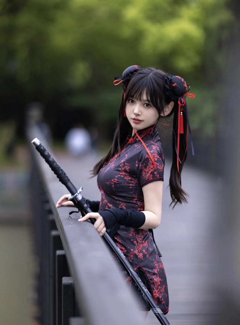 Dáng đứng cổ trang cosplay nổi bật giữa nền sáng nhẹ