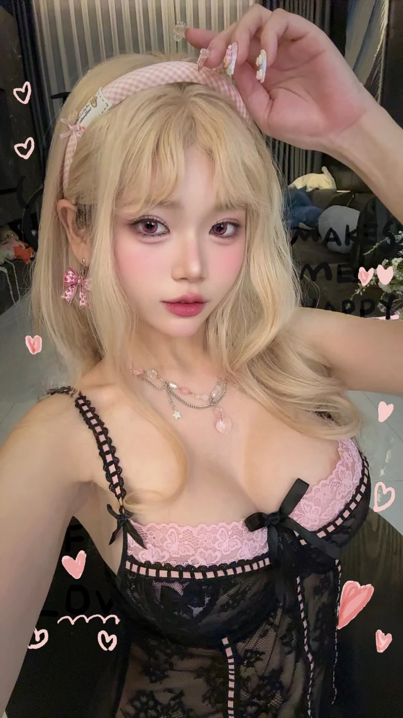Dáng vẻ mlem của Zinie Quỳnh trong outfit cosplay