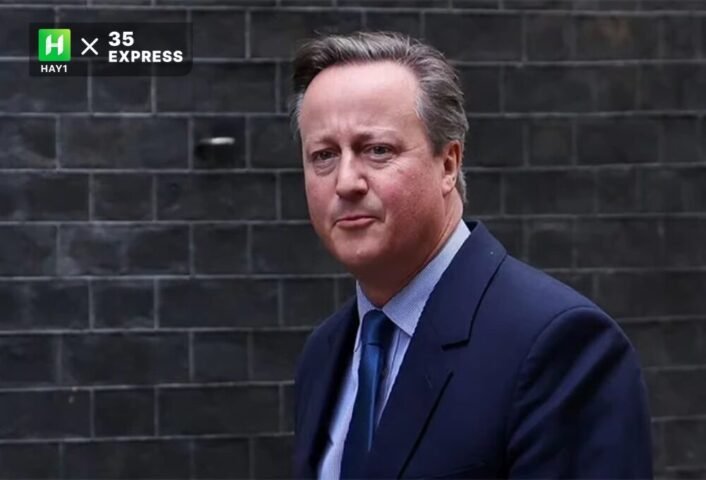 Ông David Cameron xuất hiện bên ngoài số 10 phố Downing tại London 