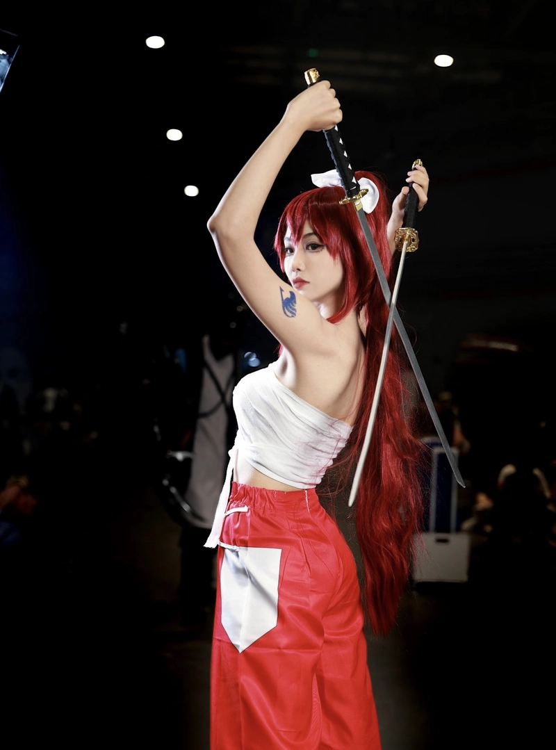 Diện mạo nữ kiếm sĩ cùng cosplay Erza đẹp
