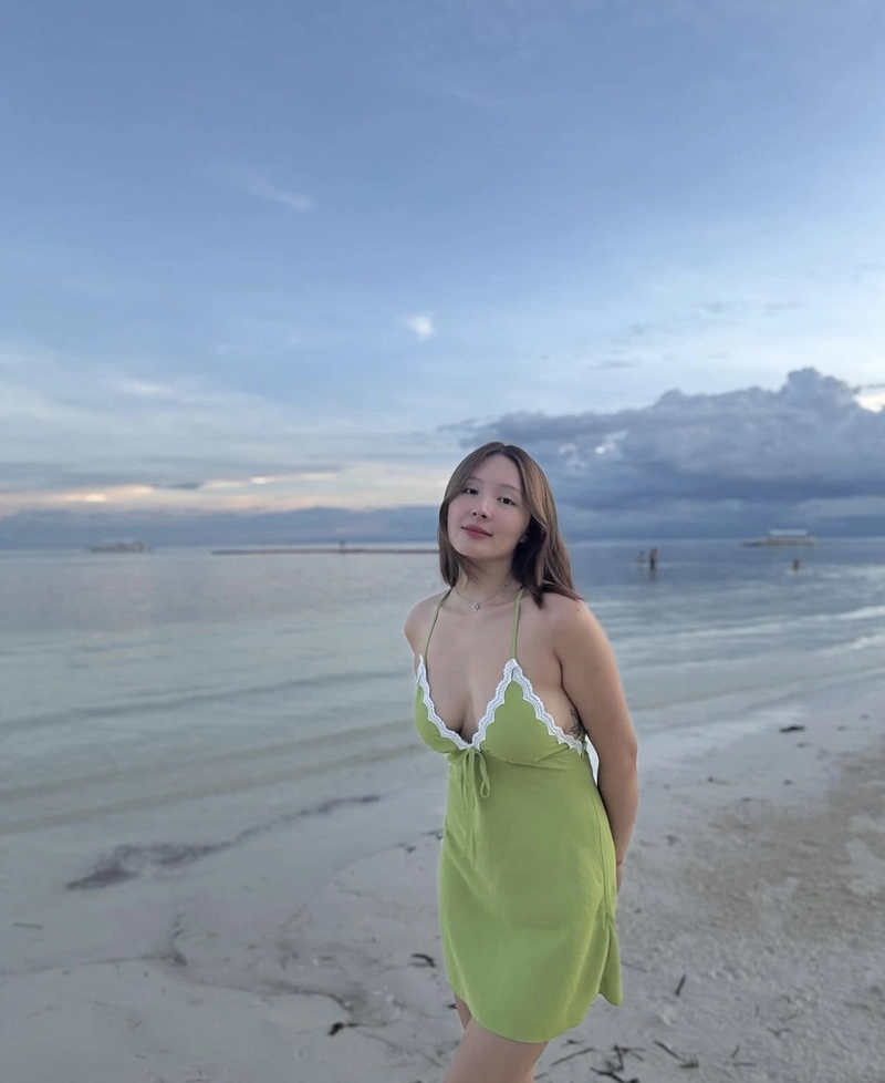 Diễn viên christine co mặc bikini ở biển