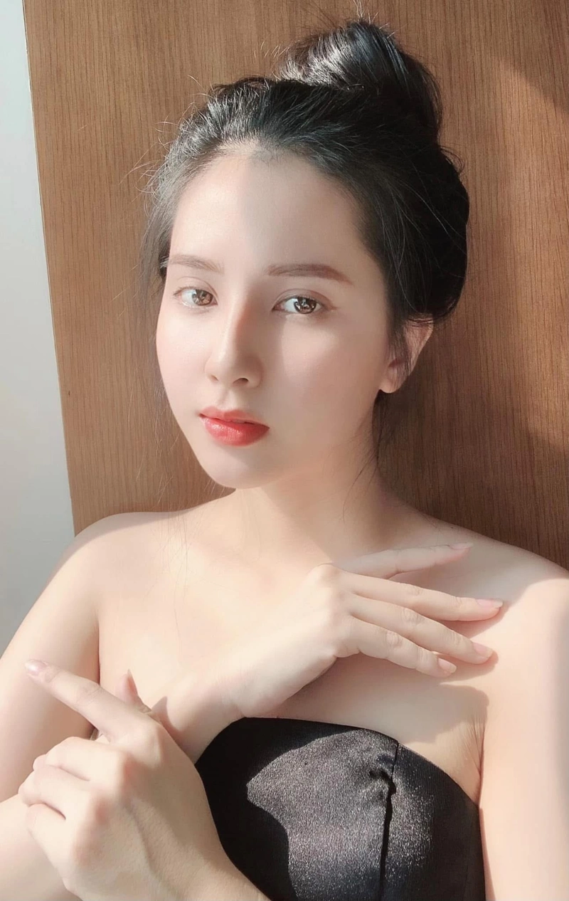 Diễn viên thiên an mặc bikini mặt non