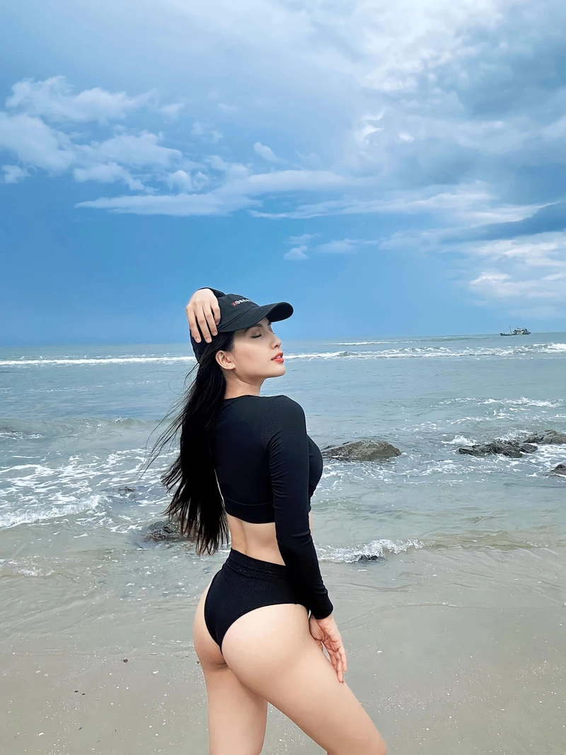 Diễn viên thiên an mặc bikini ở biển