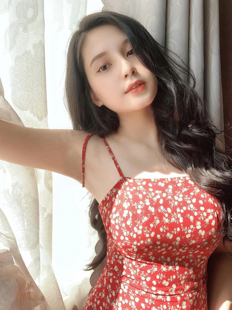 Diễn viên thiên an mặc bikini tóc xoăn