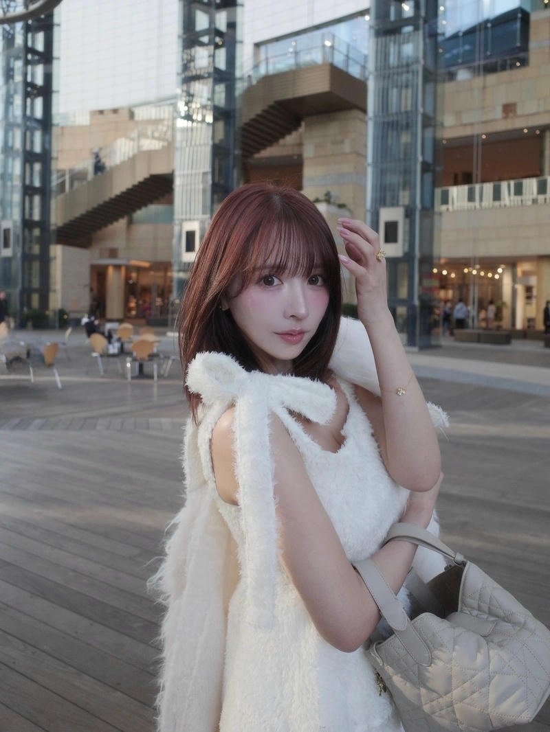 Đường nét khuôn mặt Yua Mikami với biểu cảm cuốn hút