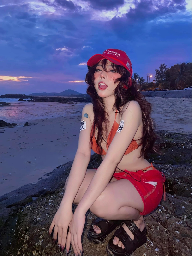 Gái đẹp Bảo Khuyên bikini màu đỏ nổi loạn