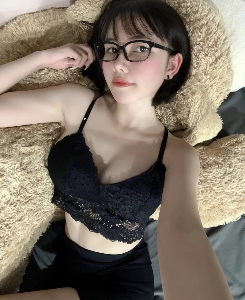 Gái đẹp arisa nguyễn bikini nằm trên giường