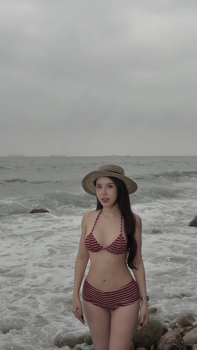 Gái đẹp đan phượng mặc bikini ở biển