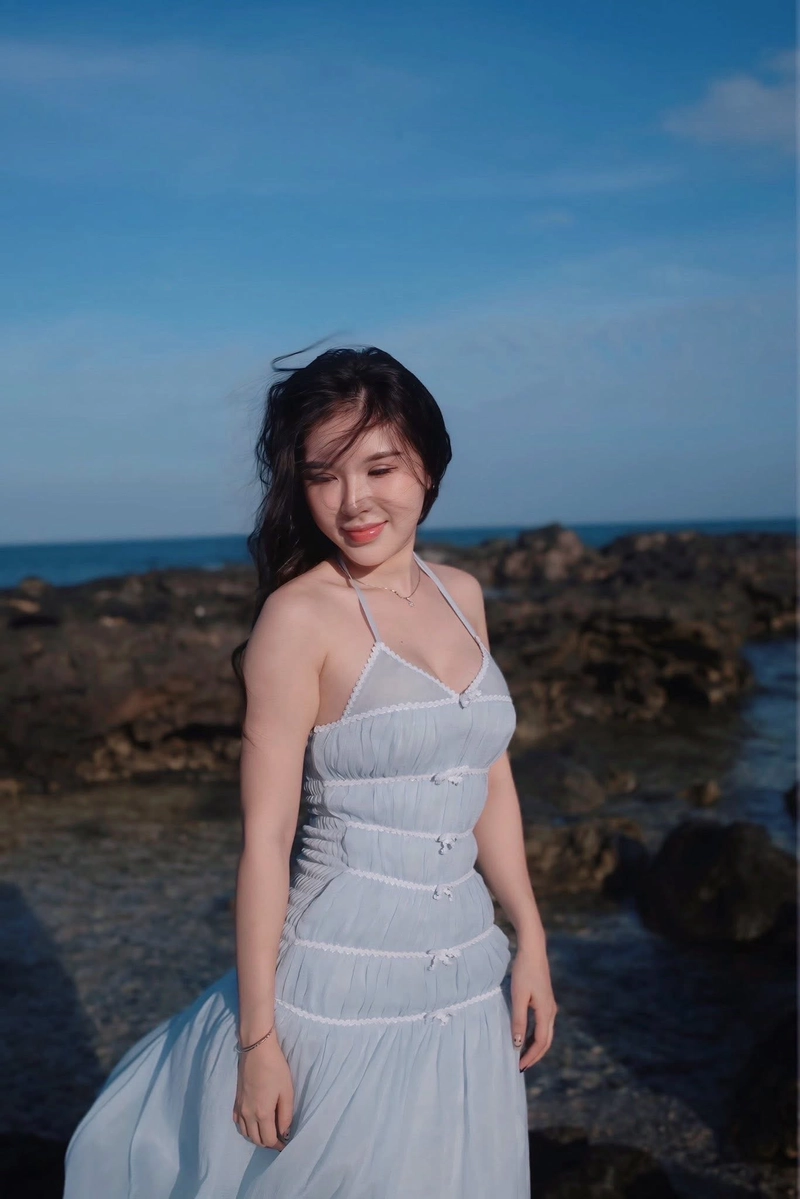 Gái đẹp đan phượng mặc bikini váy dài