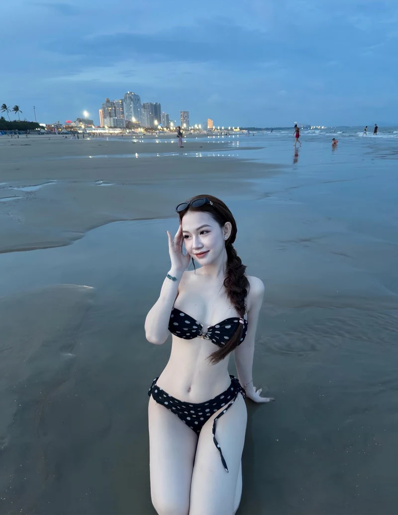 Gái đẹp khoe dáng chuẩn bên bờ biển cát trắng