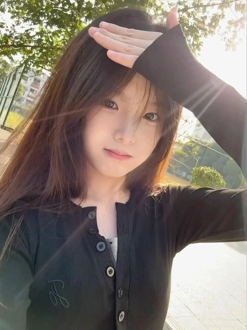 Gái xinh 2002 phong cách đời thường