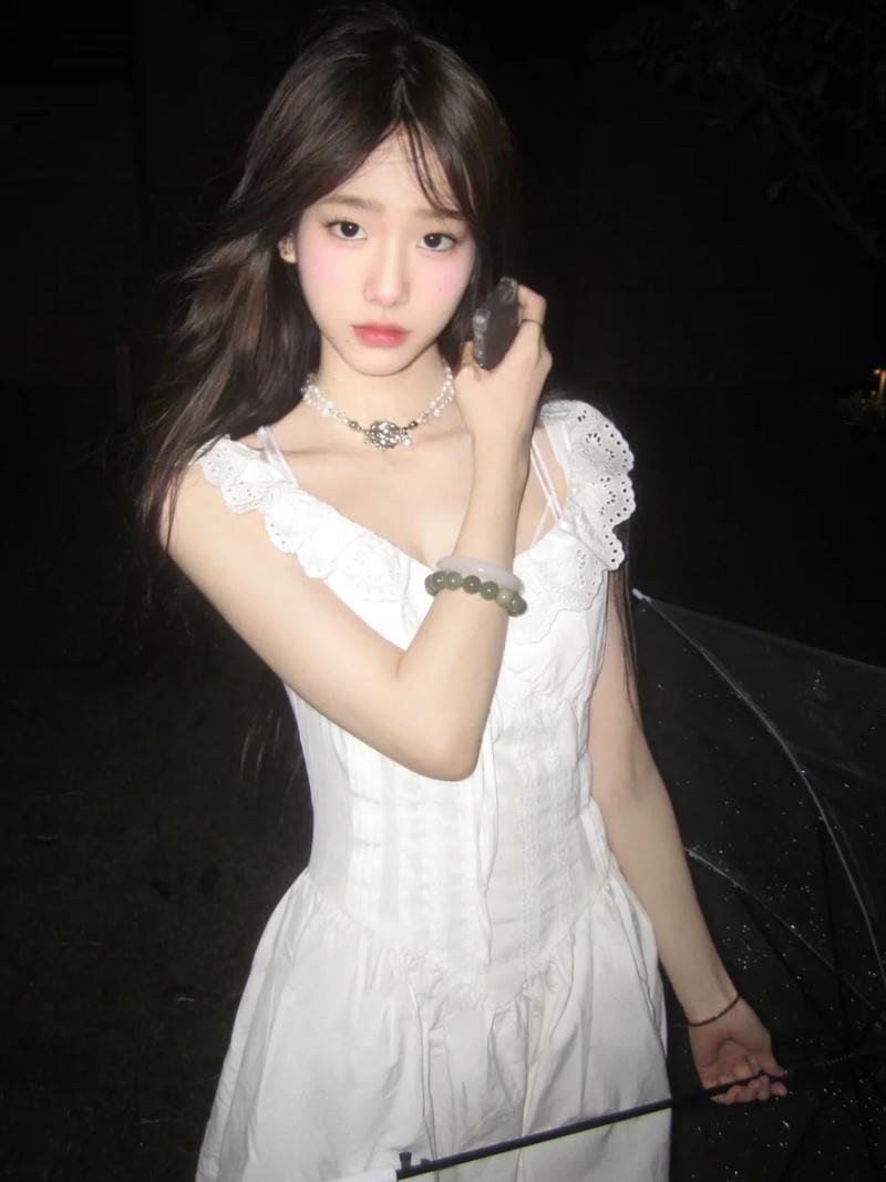 Gái xinh 2k2 mặc váy trắng