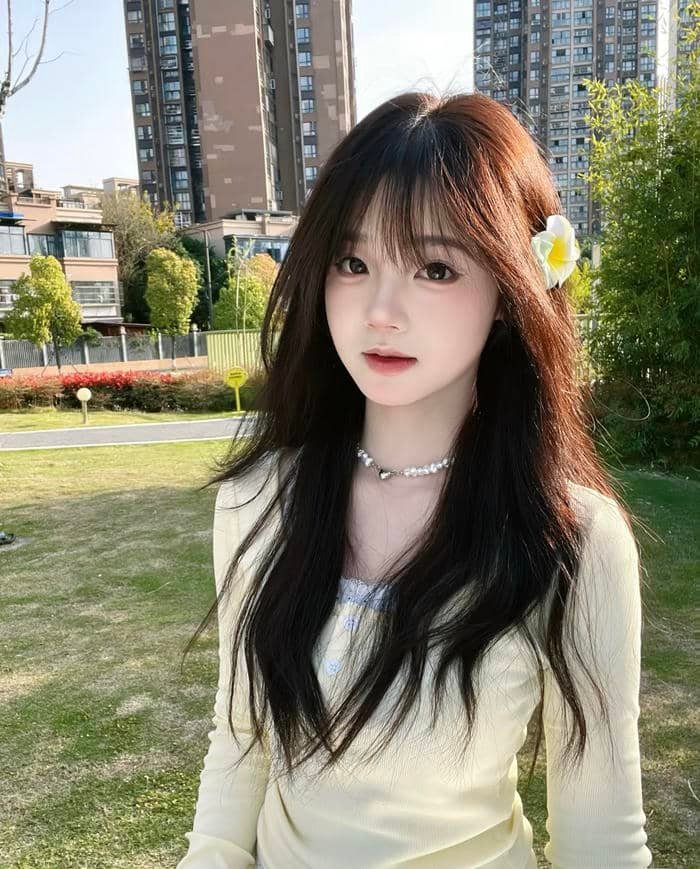 Gái xinh 2k4 diện mạo nổi lên giữa không gian xung quanh