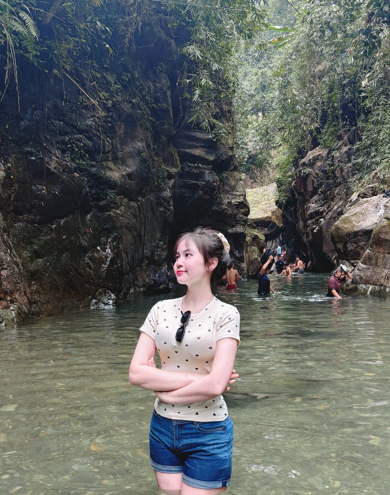 Gái xinh 2k5 biến hóa trong bikini đen sang chảnh