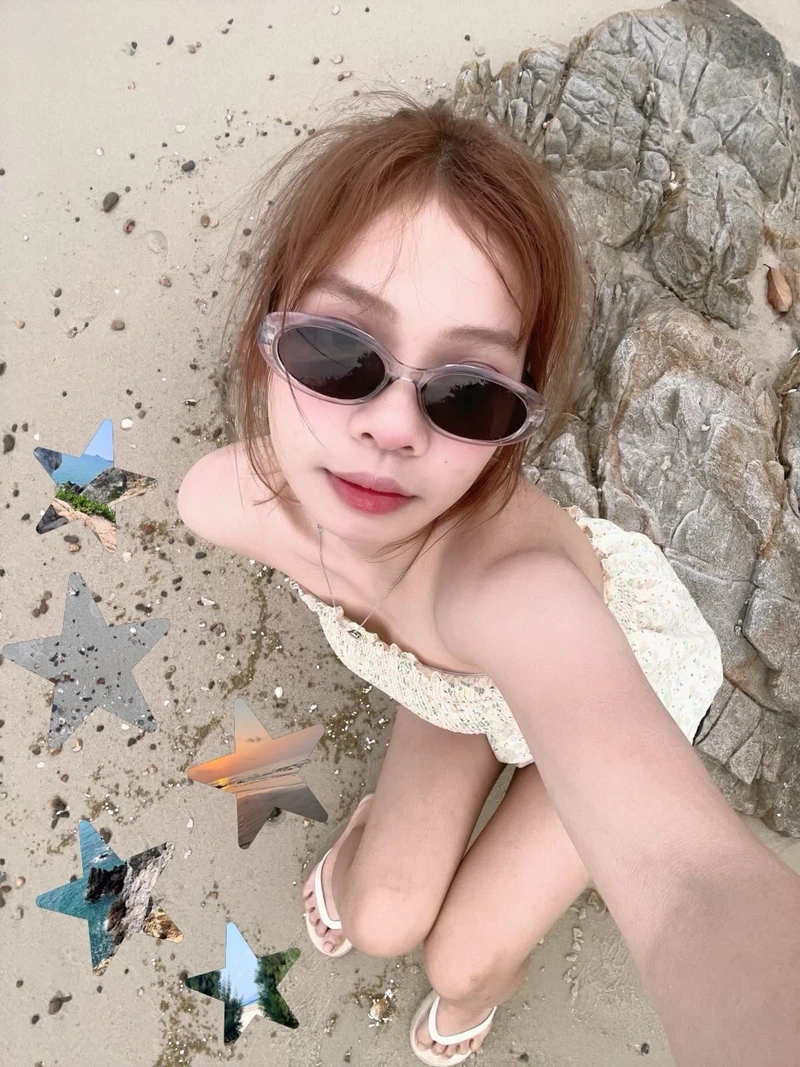 Gái xinh 2k5 khoe hông cong trong outfit gợi cảm