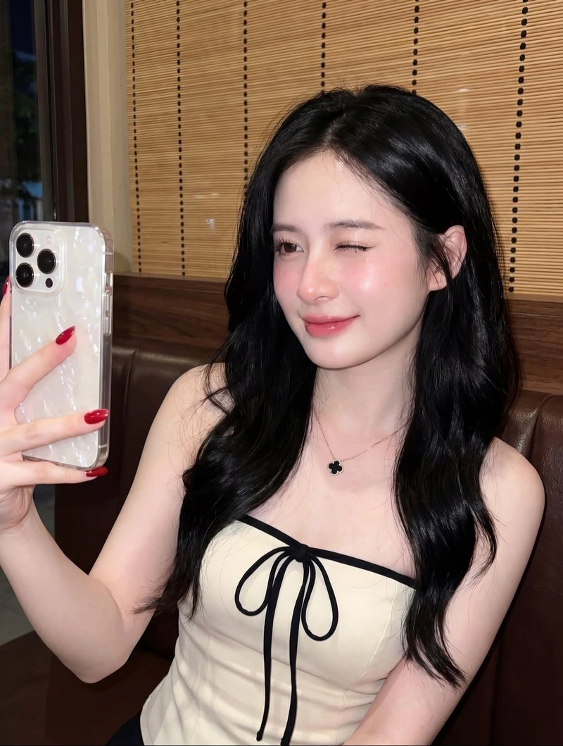 Gái xinh 2k5 khoe làn da mịn màng dưới nắng