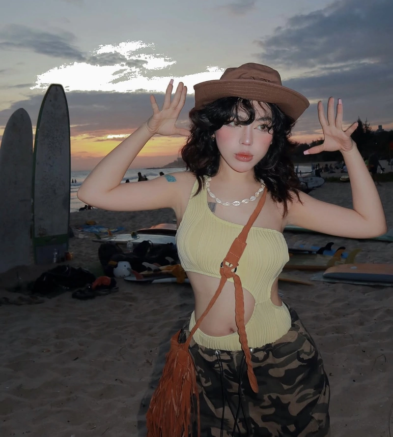 Gái xinh Bảo Khuyên bikini biển nhẹ nhàng